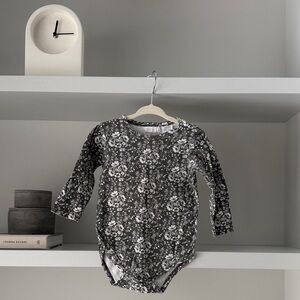 Jamie Kay Floral Long Sleeve Baby Bodysuit - Gray & White